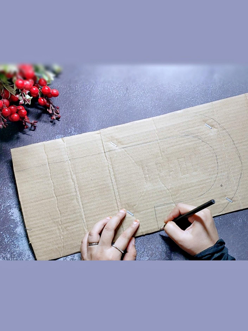 First choose the dimensions of the wreath and draw the shape of the candy cane on the cardboard 